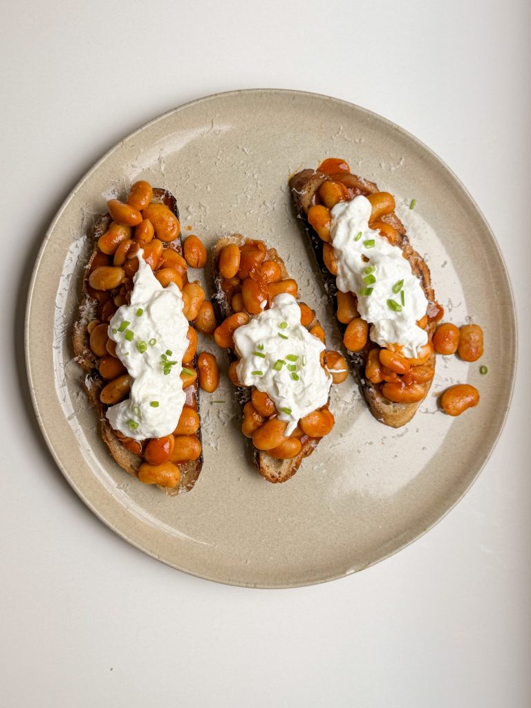 Weiße Bohnen Toast mit Gochujang und Burrata