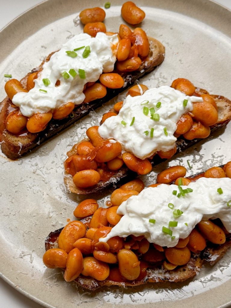 Weiße Bohnen Toast mit Gochujang und Burrata