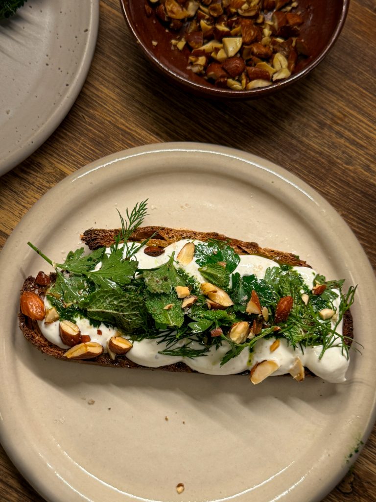Whipped Ricotta Toast mit Kräuteröl, Kräutersalat und gerösteten Mandeln