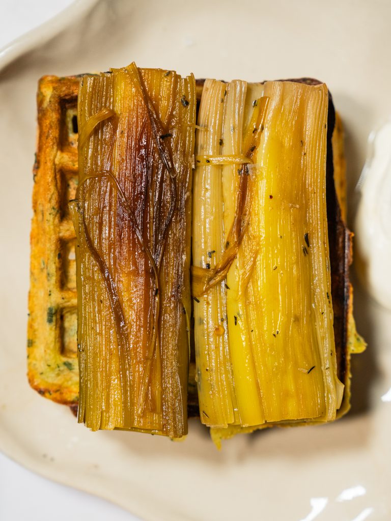 Herzhafte Hirsewaffeln mit Lauch