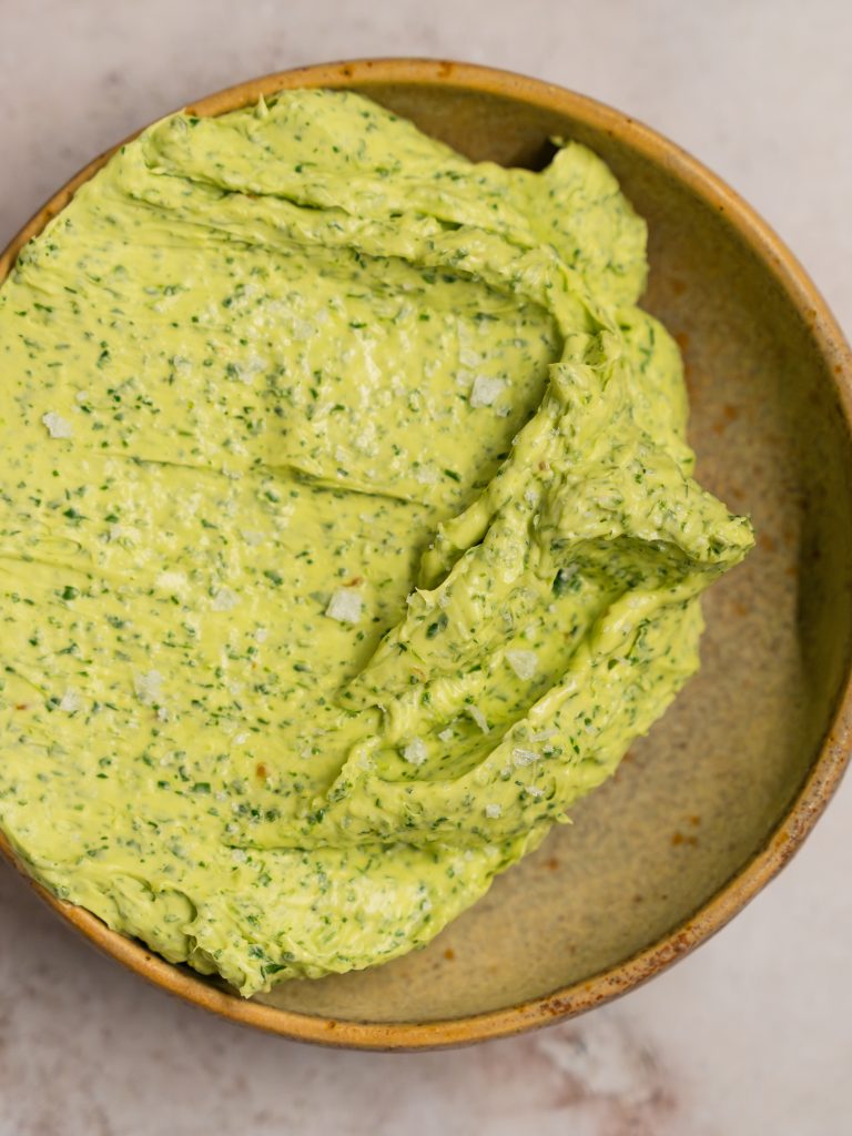 Kräuterbutter mit geröstetem Knoblauch