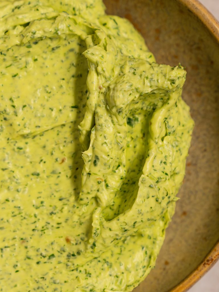 Kräuterbutter mit geröstetem Knoblauch