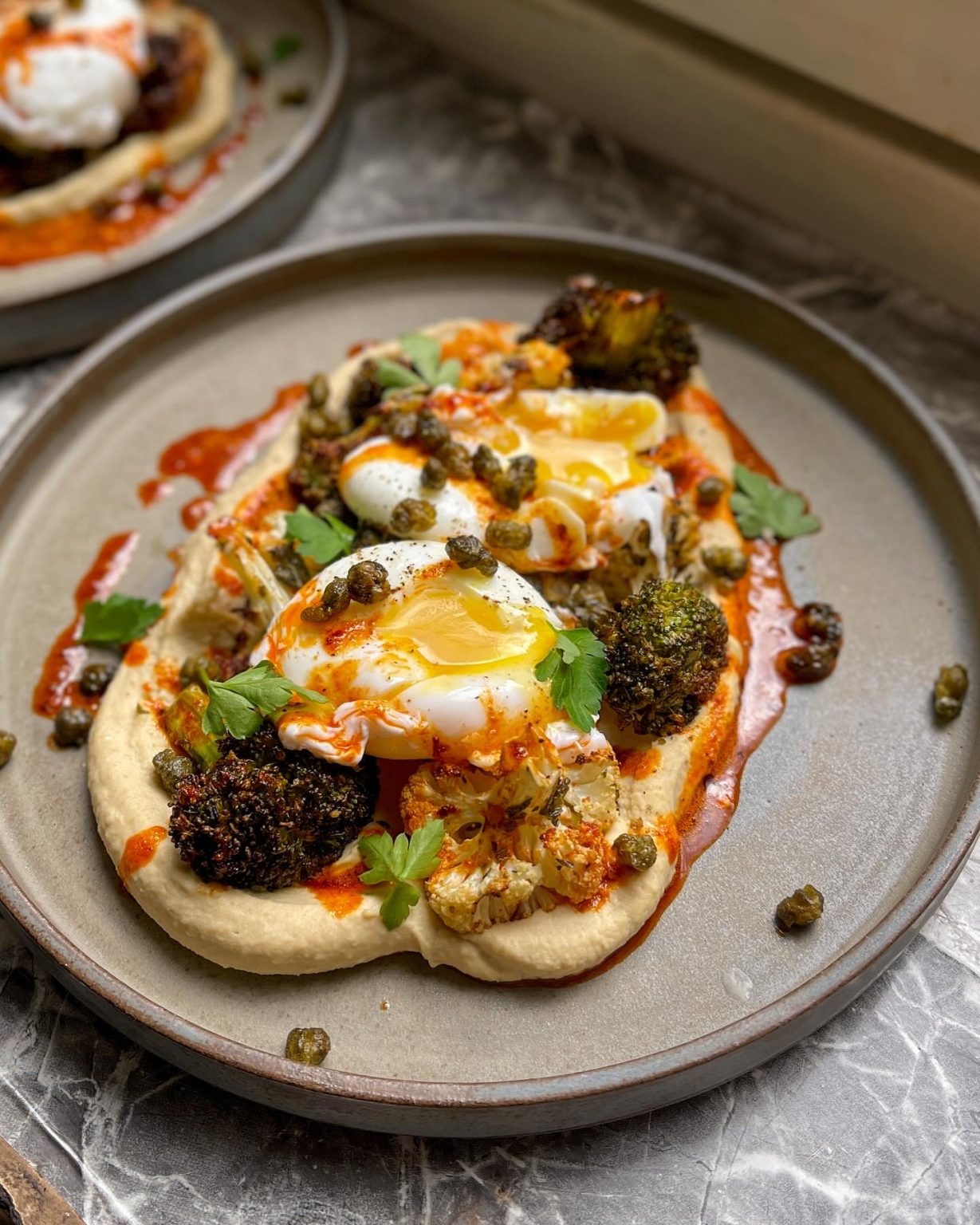 Hummus mit Ofengemüse, Paprikabutter, frittierten Kapern und pochierten ...