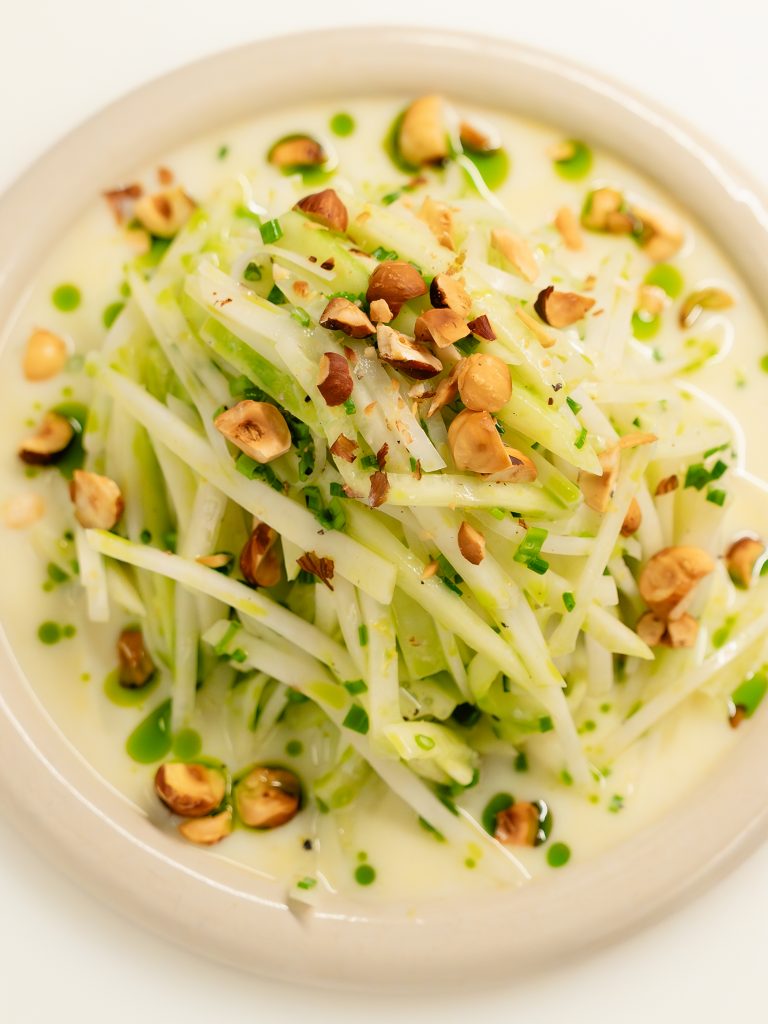 Kohlrabi-Gurkensalat mit Buttermilchdressing und Haselnüssen