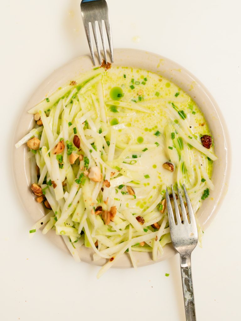 Kohlrabi-Gurkensalat mit Buttermilchdressing und Haselnüssen