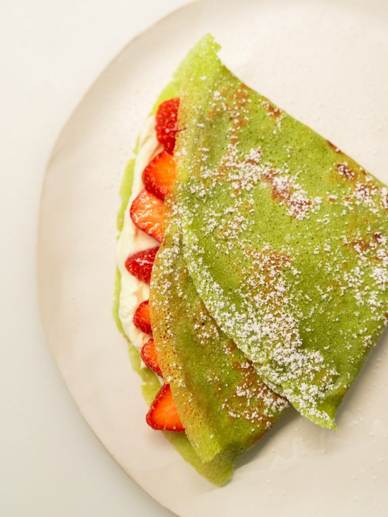 Matcha Crêpes mit Mascarponecreme und Erdbeeren