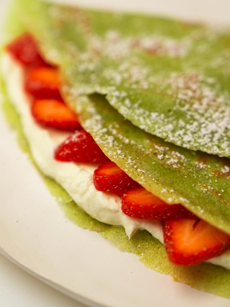 Matcha Crêpes mit Mascarponecreme und Erdbeeren