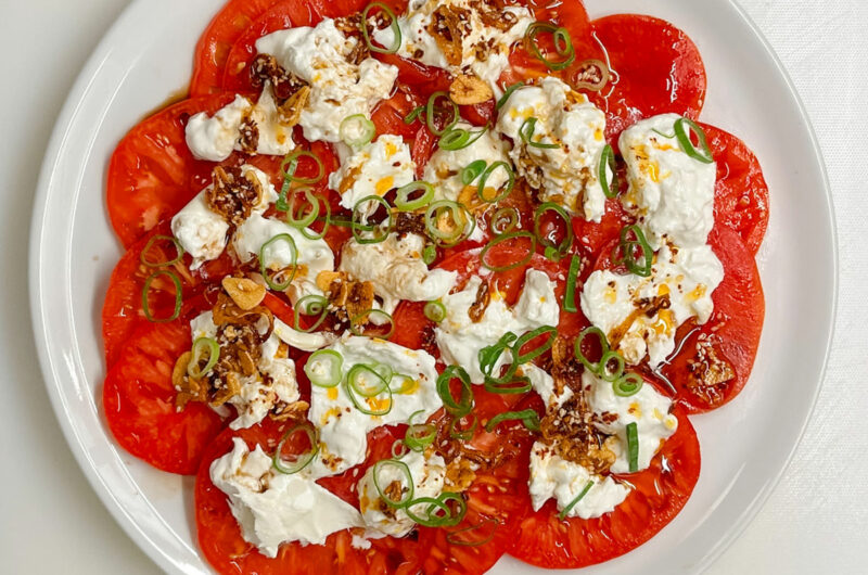 Tomatensalat mit Burrata und Crispy Chili Oil