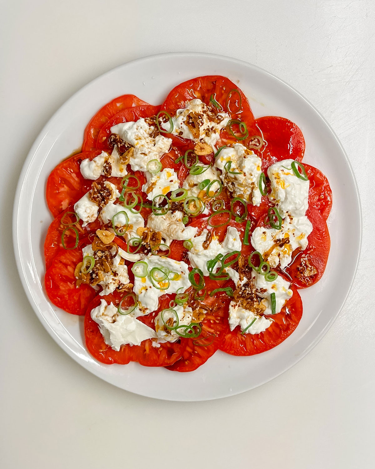 Tomatensalat mit Burrata und Crispy Chili Oil