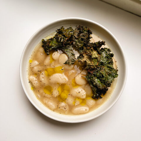 Vegane Brothy Beans mit Grünkohlchips