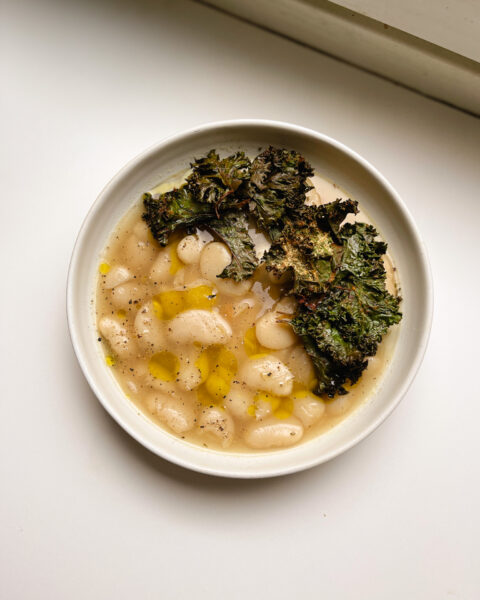 Vegane Brothy Beans mit Grünkohlchips