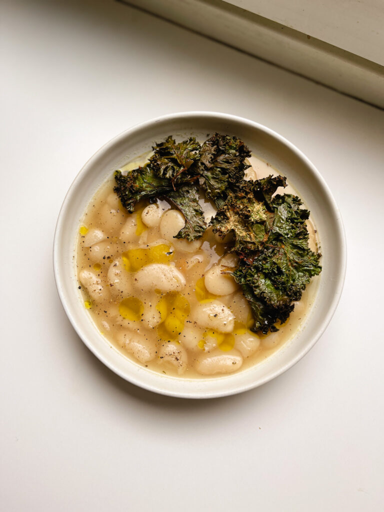 Vegane Brothy Beans mit Grünkohlchips