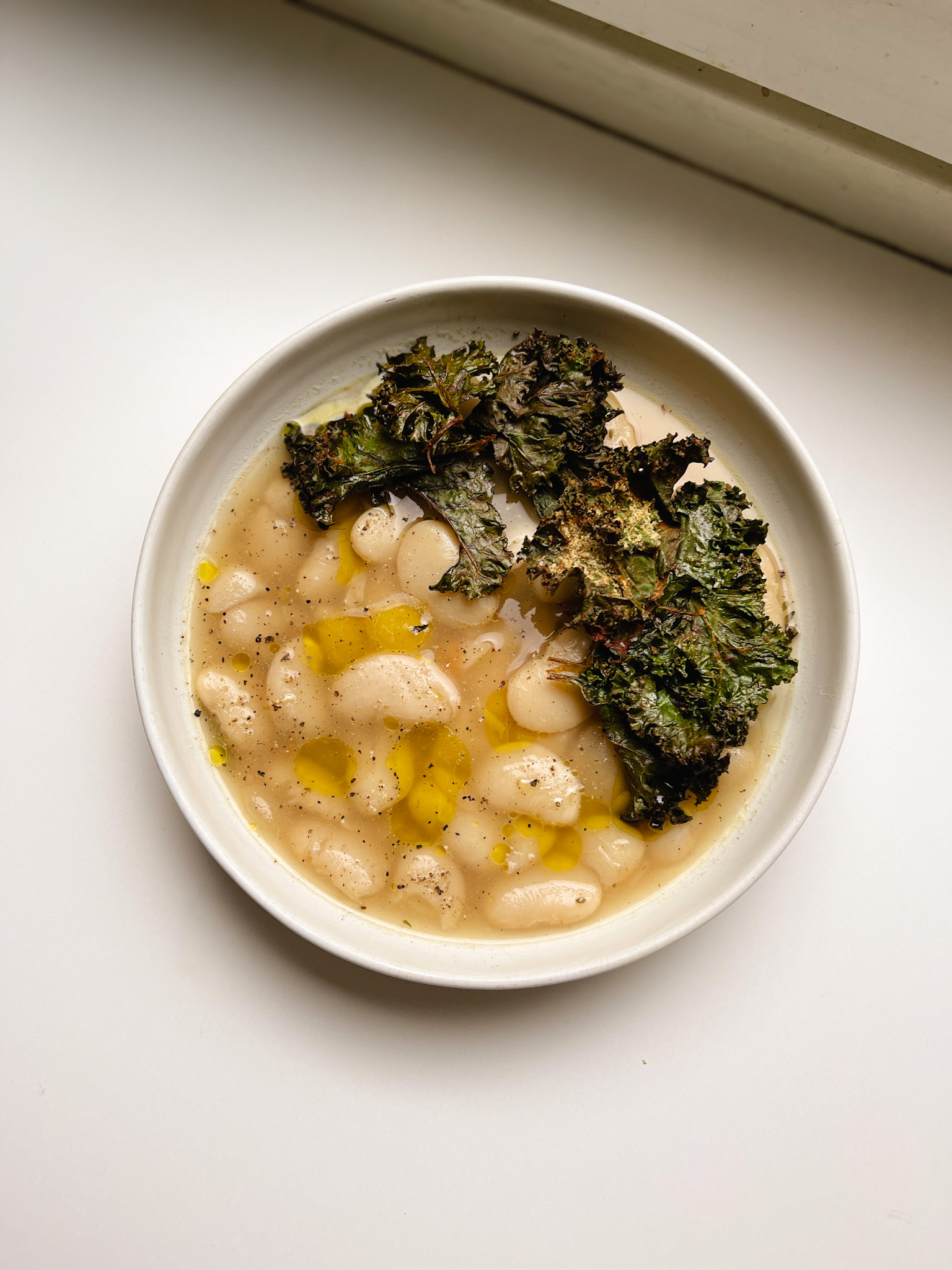 Vegane Brothy Beans mit Grünkohl Chips - Sophia Sofire