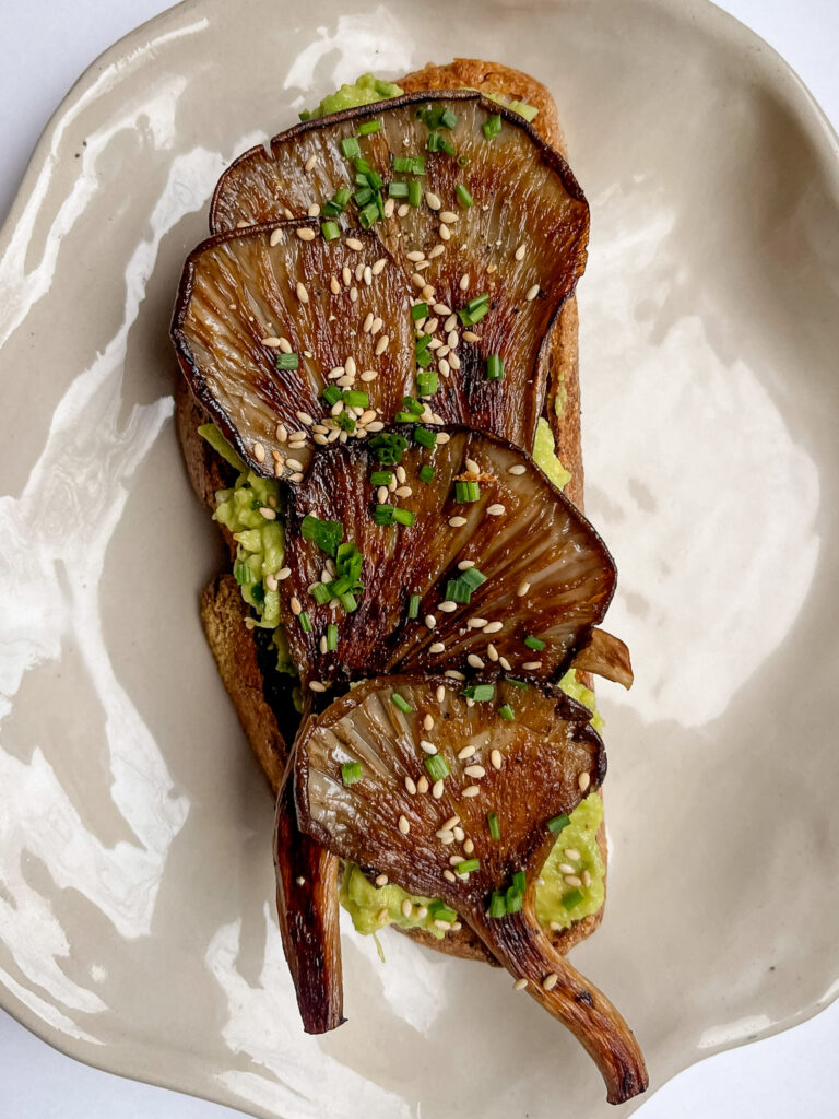 Avocadobrot mit knusprigen Austernpilzen