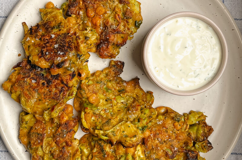 Kichererbsen-Puffer mit Gemüse und Minz-Joghurt-Dip