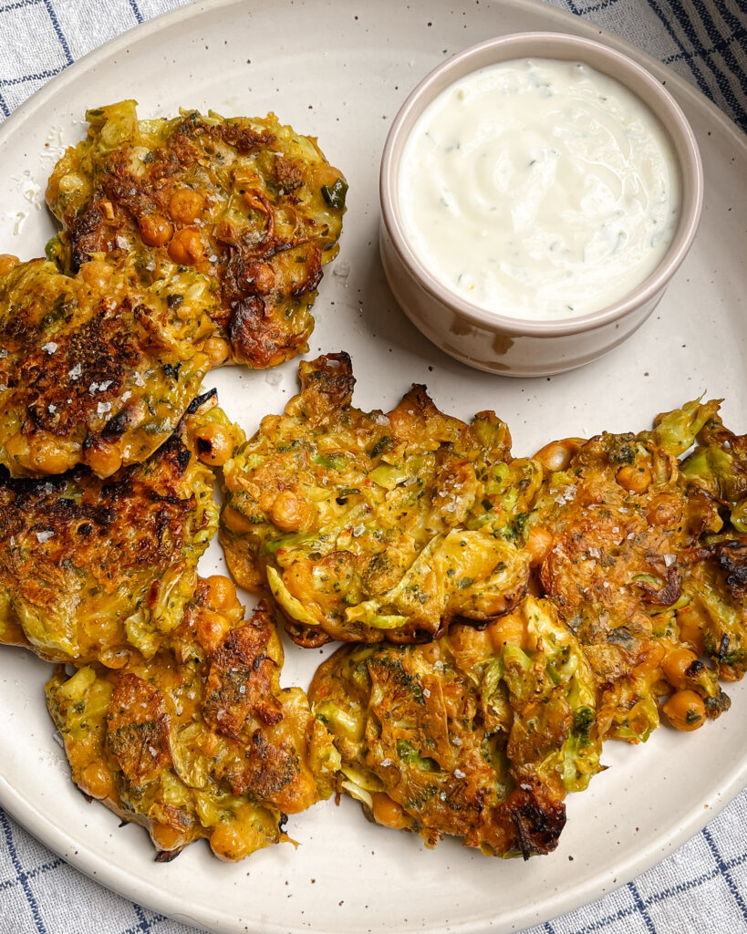 Vegane Kichererbsen-Puffer mit Minz-Joghurt-Dip