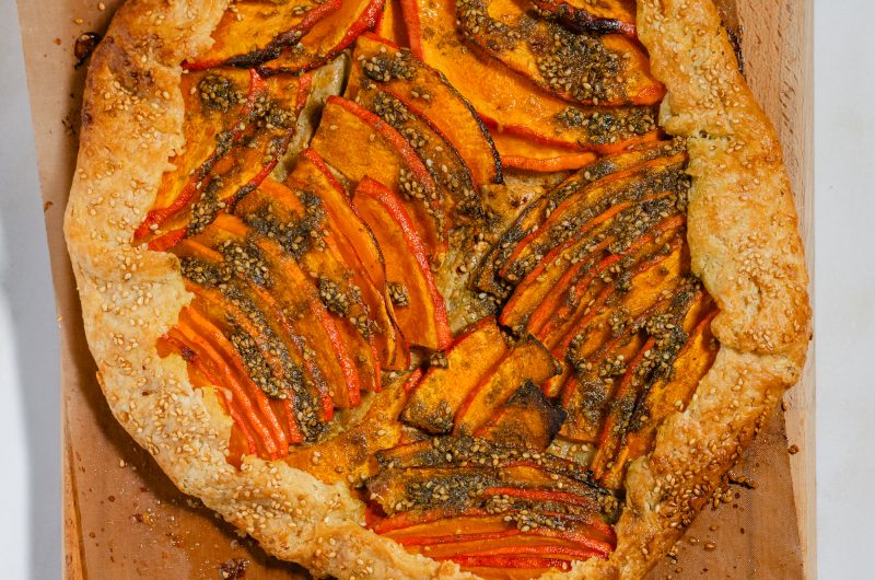 Vegane Galette mit Kürbis, Tahini und Zaatar