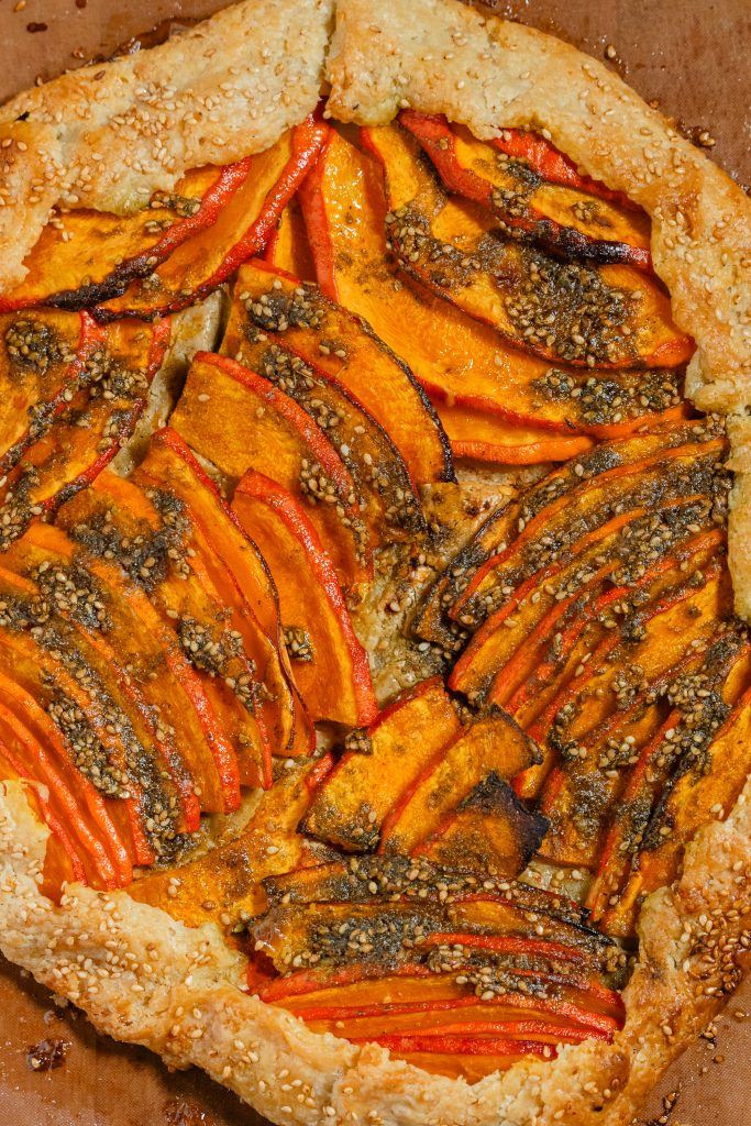 Vegane Galette mit Kürbis, Tahini und Zaatar