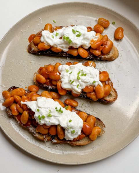 Bohnen Toast mit Gochujang und Burrata