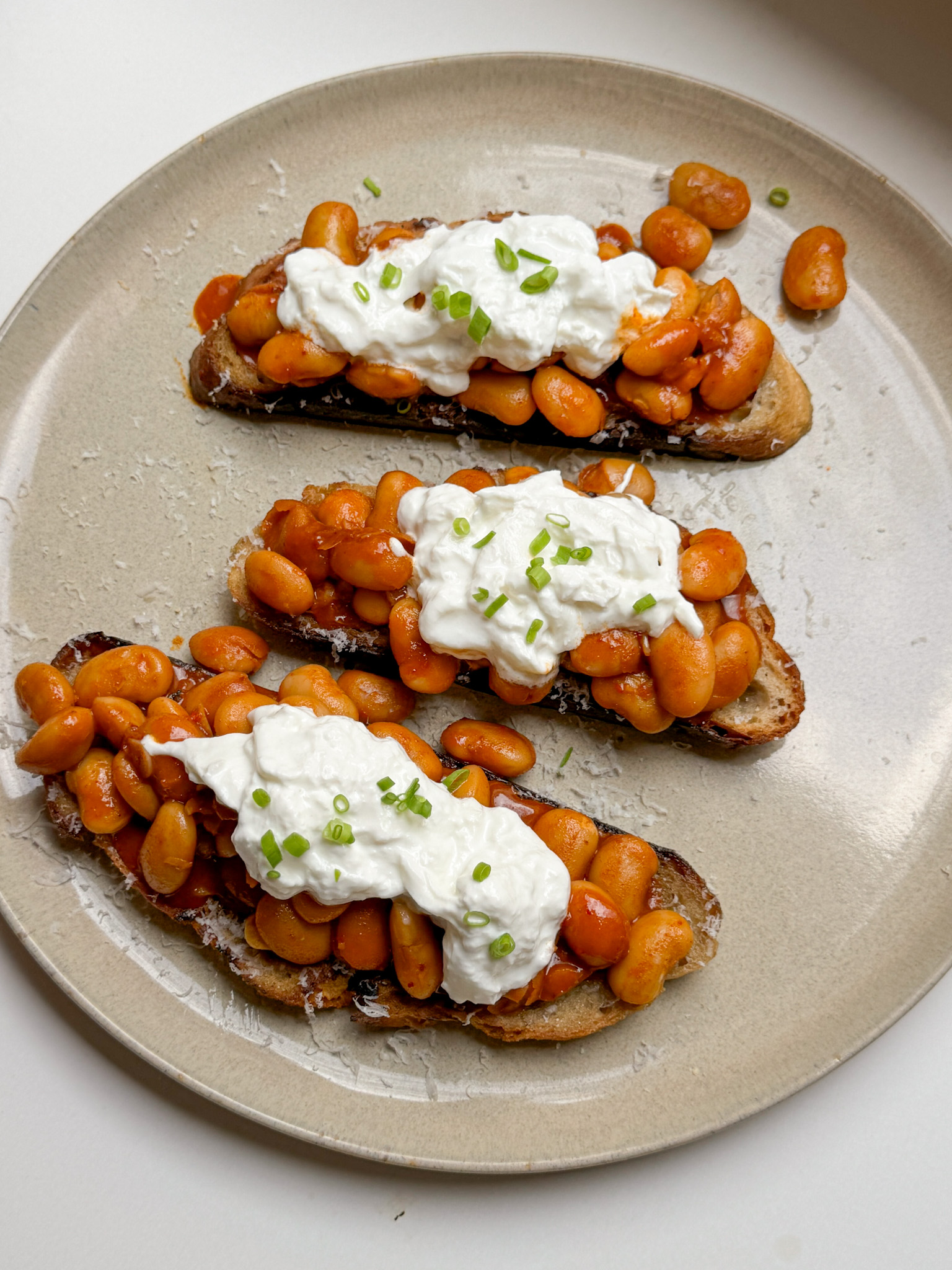 Beans on Toast: Weiße Bohnen Toast mit Gochujang und Burrata