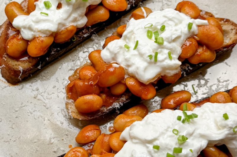 Bohnen Toast mit Gochujang und Burrata