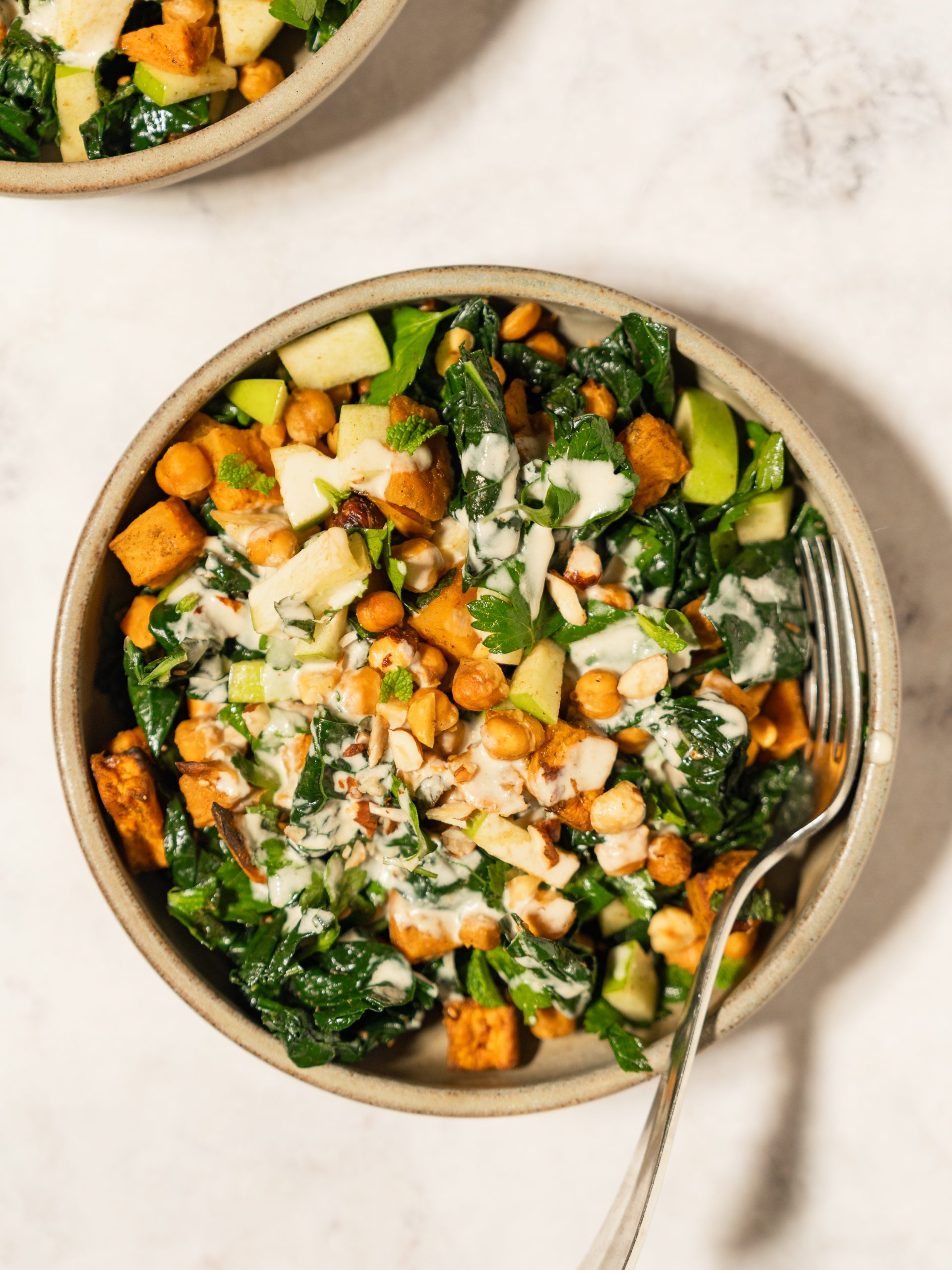 Veganer warmer Schwarzkohlsalat mit Ofengemüse