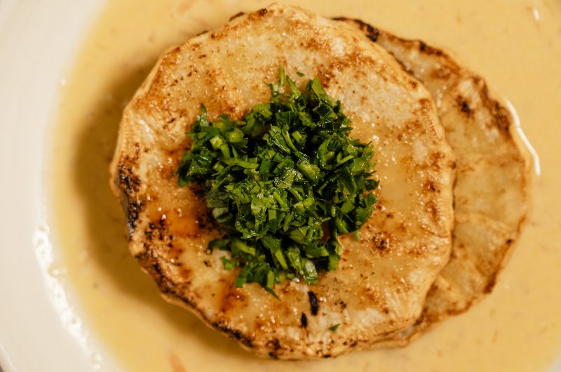 Sellerie-Steak mit Beurre Blanc und Petersiliensalsa