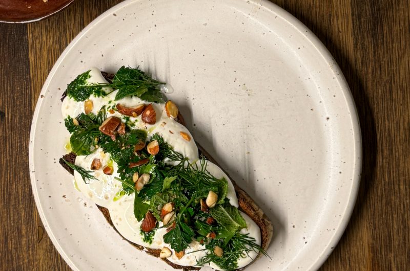 Whipped Ricotta Toast mit Kräuteröl, Kräutersalat und gerösteten Mandeln