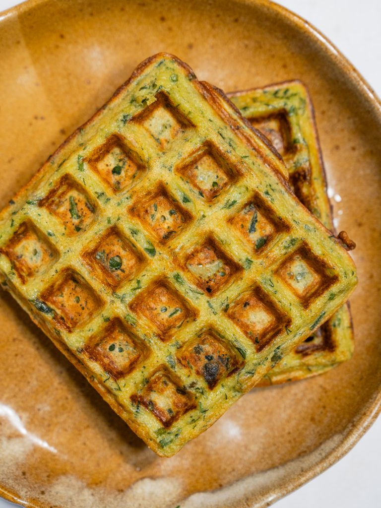 Herzhafte Hirsewaffeln mit Lauch
