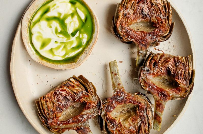 Gegrillte Artischocken mit whipped Cottage Cheese und Kräuteröl