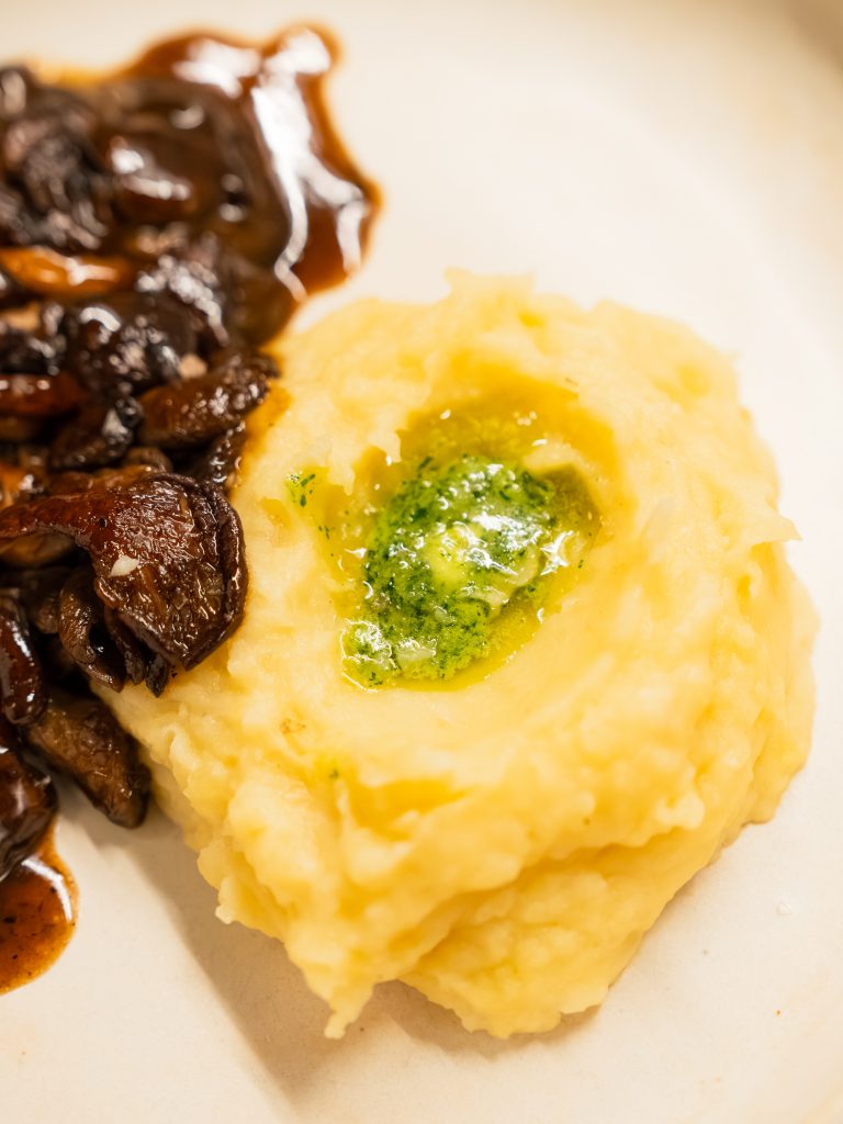 Gebratenes Pilz-Steak mit Umami-Sauce und Kartoffelpüree