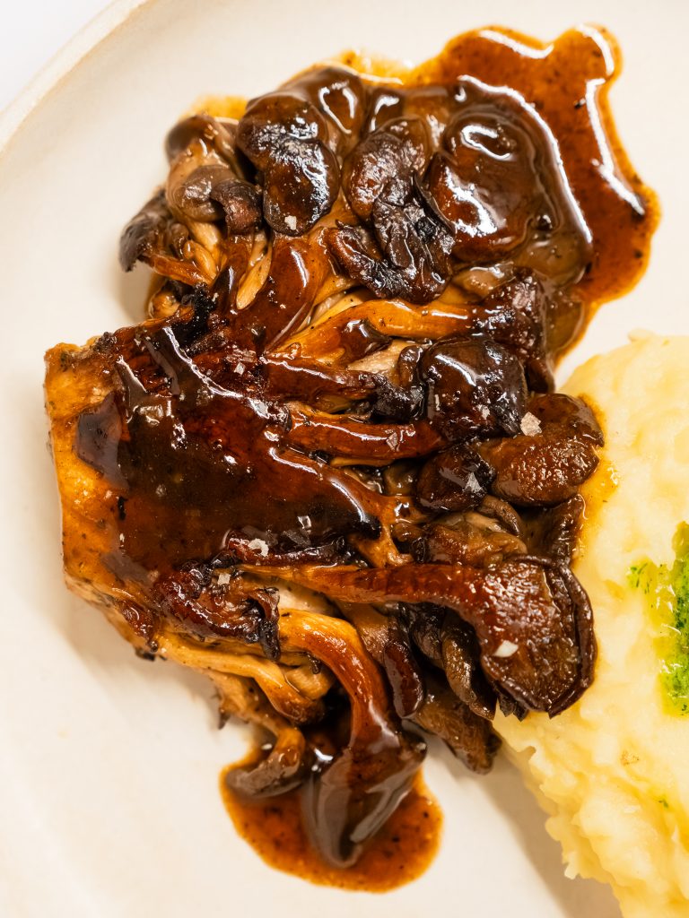 Gebratenes Pilz-Steak mit Umami-Sauce und Kartoffelpüree