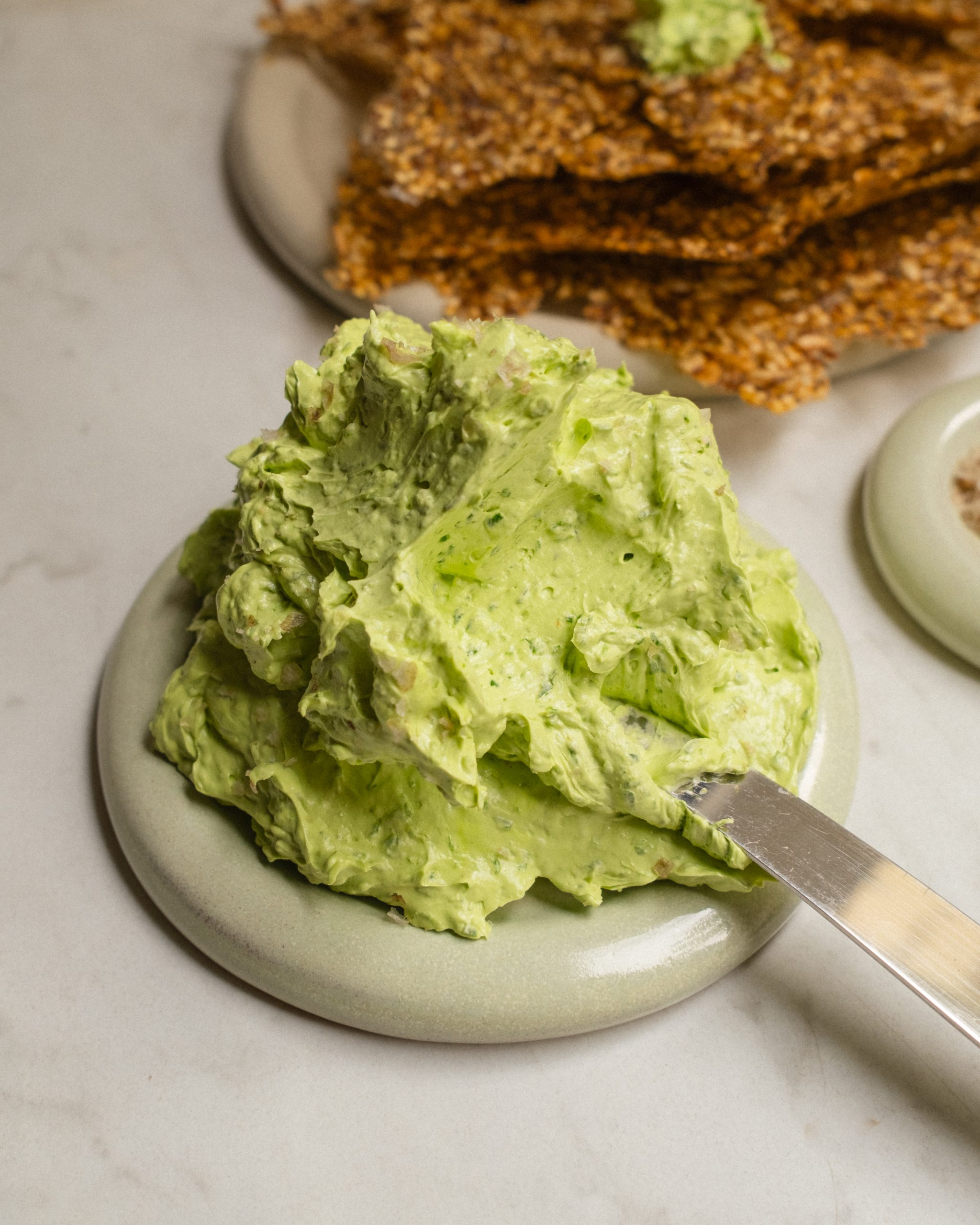 Aufgeschlagene Butter mit Bärlauch und Saaten-Crackern - Sophia Sofire