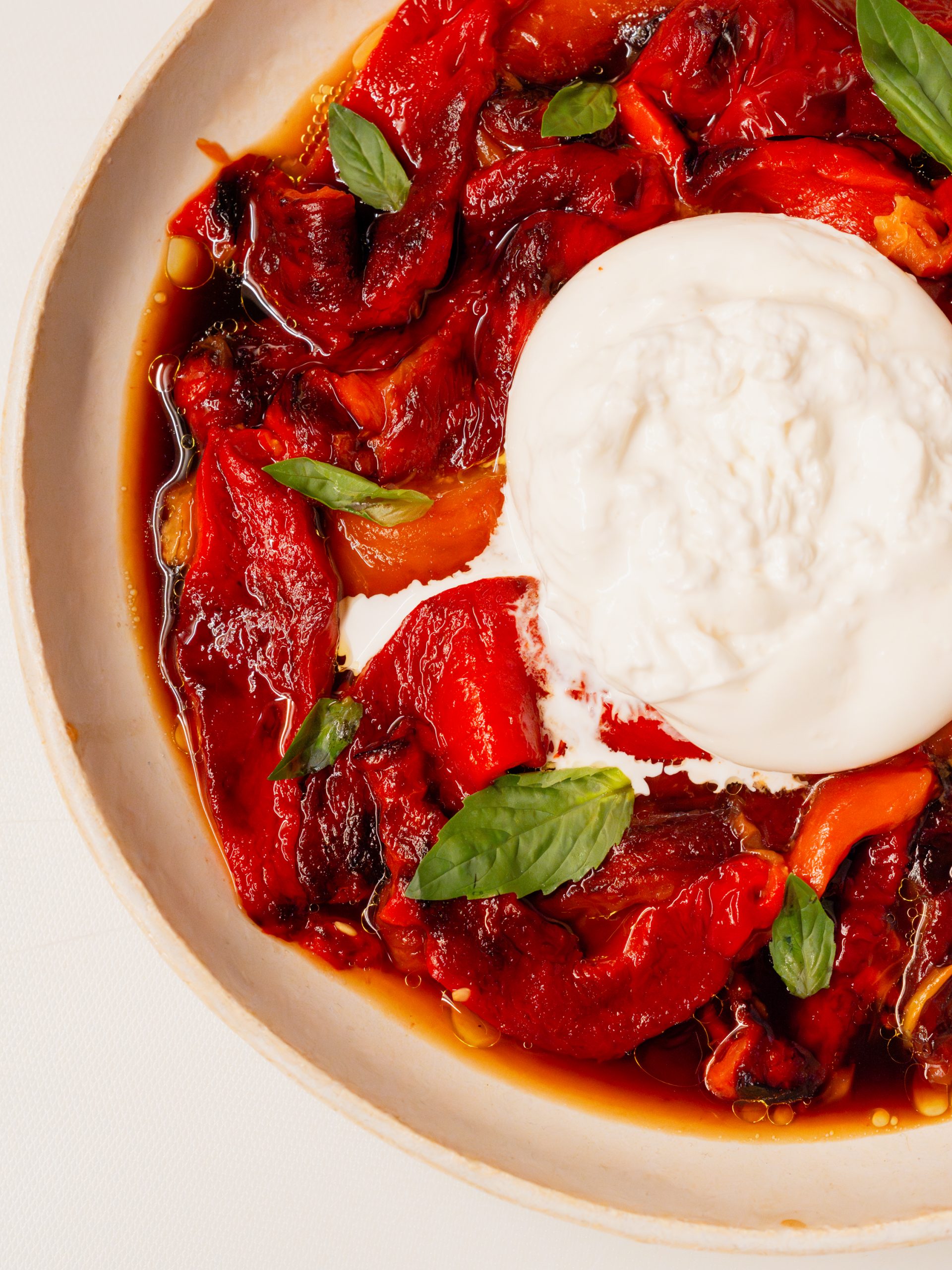 Geröstete Paprika mit Burrata, Olivenöl und Balsamico-Essig - Sophia ...