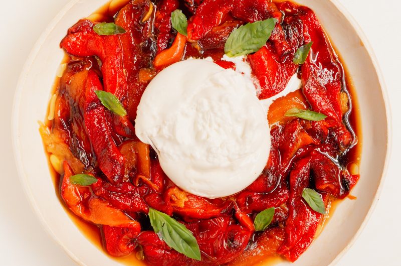 Geröstete Paprika mit Burrata, Olivenöl und Balsamico-Essig