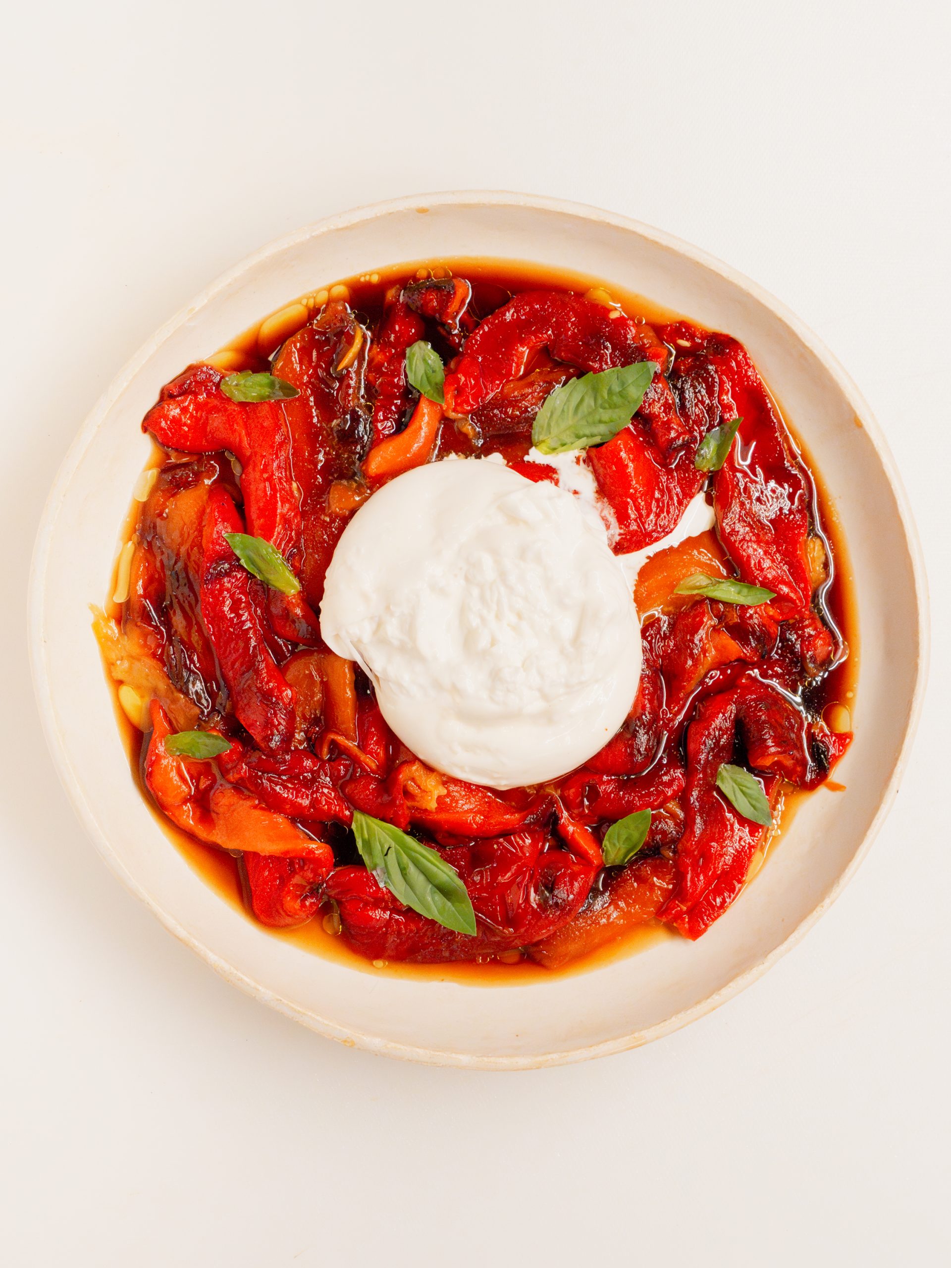 Geröstete Paprika mit Burrata, Olivenöl und Balsamico-Essig