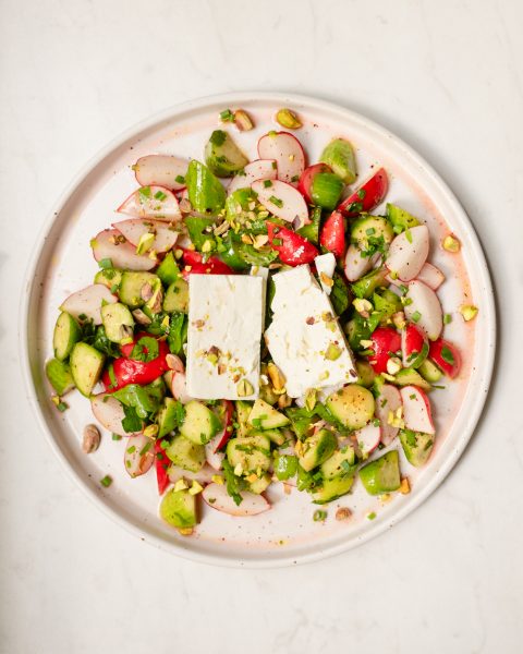 Gurken-Radieschen-Salat mit Feta, Sumach und Pistazien