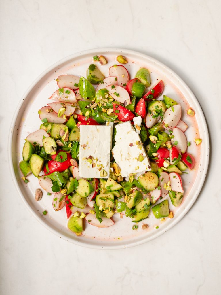 Gurken-Radieschen-Salat mit Feta, Sumach und Pistazien