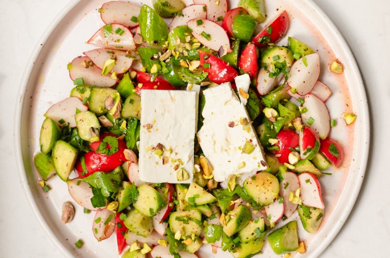 Gurken-Radieschen-Salat mit Feta, Sumach und Pistazien