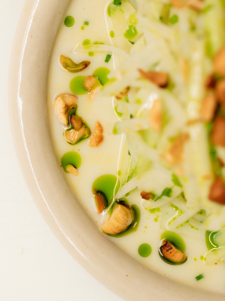 Kohlrabi-Gurkensalat mit Buttermilchdressing und Haselnüssen.