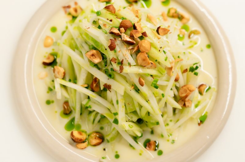 Kohlrabi-Gurkensalat mit Buttermilchdressing und Haselnüssen