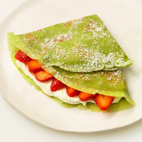 Matcha Crêpes mit Mascarponecreme und Erdbeeren