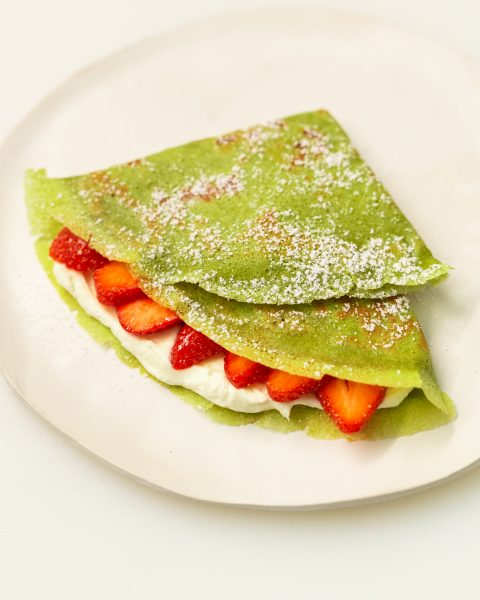 Matcha Crêpes mit Mascarponecreme und Erdbeeren