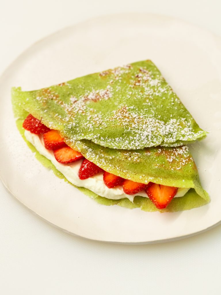 Matcha Crêpes mit Mascarponecreme und Erdbeeren