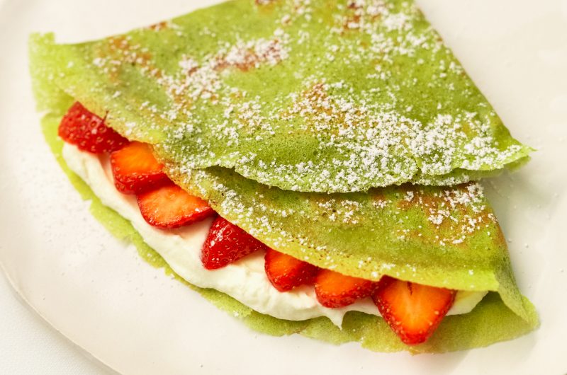 Matcha Crêpes mit Mascarponecreme und Erdbeeren