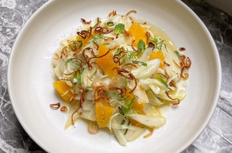 Fenchelsalat mit Orangen und frittierten Schalotten