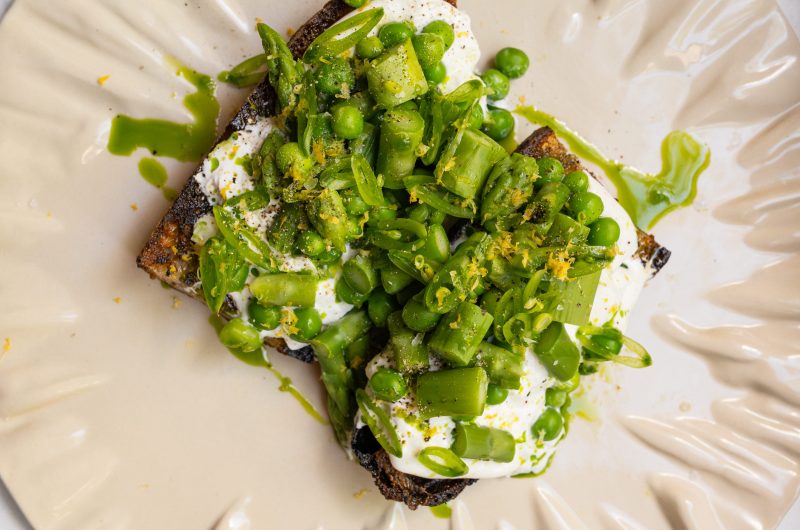 Frühlingsstulle mit Burrata, Spargel, Erbsen und Bärlauchöl