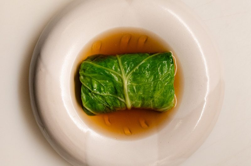 Vegane Wirsingrouladen mit Linsen und Shiitake in aromatischer Dashi Brühe