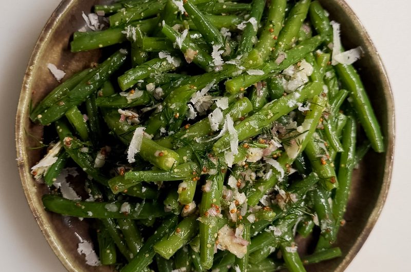 Grüner Bohnensalat mit Pecorino, Schalotten und Dill