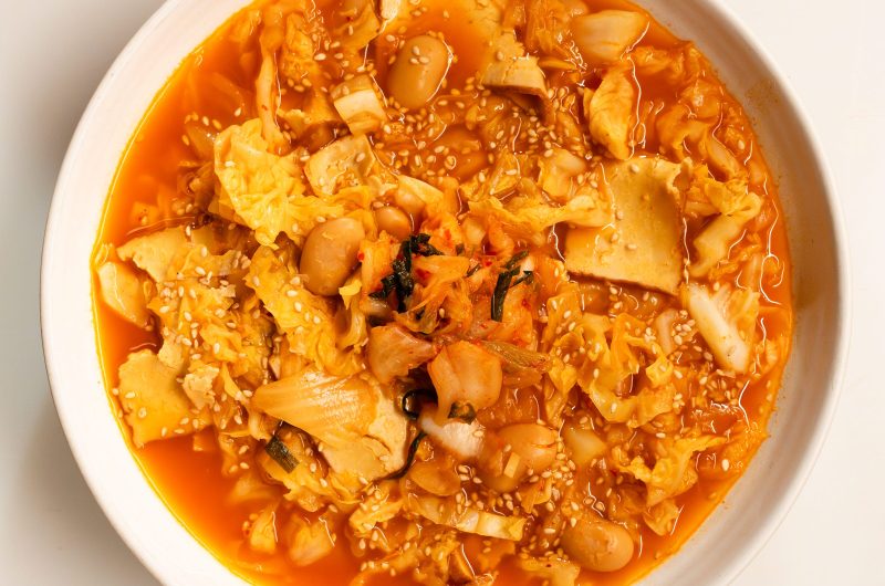 Veganer Kimchi Eintopf mit Bohnen, Wirsing und Räuchertofu